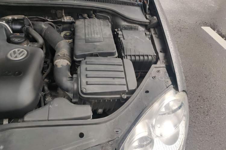 Used Volkswagen Sagitar 2006 2.0L Automatic Comfort Edition Engine Bay Left