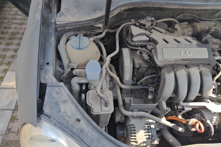 Used Volkswagen Sagitar 2006 1.6L Manual Fashion Model Engine Bay Right