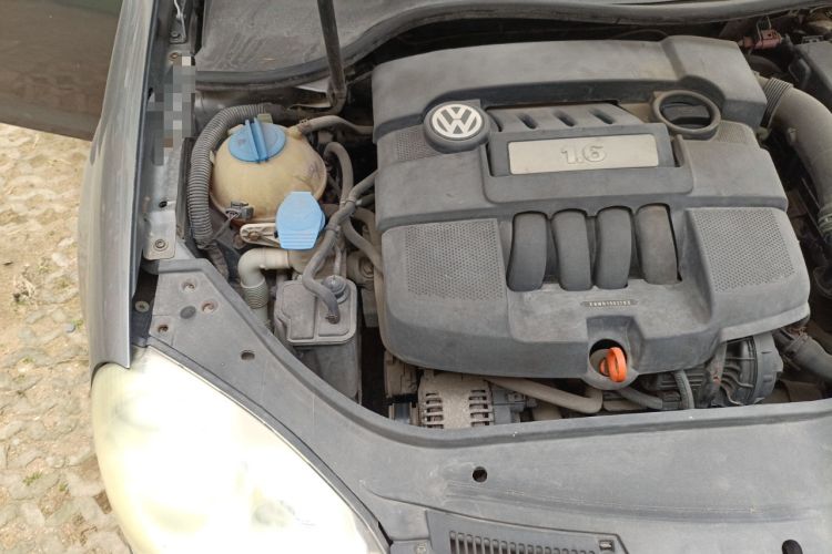 Used Volkswagen Sagitar 2006 1.6L Manual Fashion Model Engine Bay Right