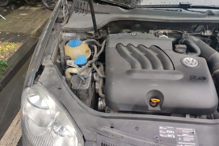 Used Volkswagen Sagitar 2006 2.0L Automatic Comfort Edition Engine Bay Right