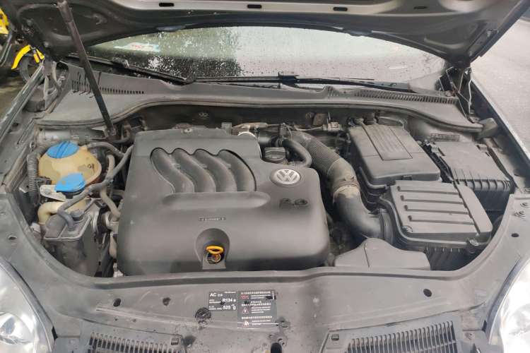 Used Volkswagen Sagitar 2006 2.0L Automatic Comfort Edition Engine Bay