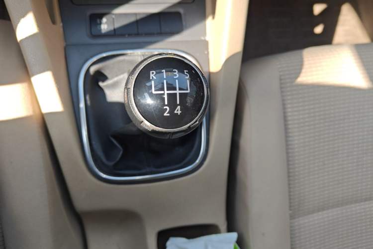 Used Volkswagen Sagitar 2006 1.6L Manual Fashion Model Gear Lever