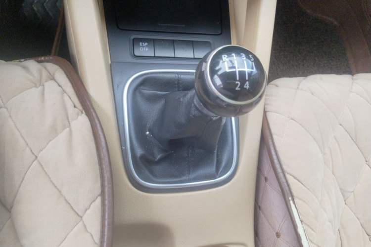 Used Volkswagen Sagitar 2006 2.0L Manual Comfort Version Gear Lever