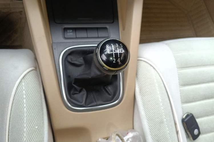 Used Volkswagen Sagitar 2006 1.6L Manual Fashion Model Gear Lever