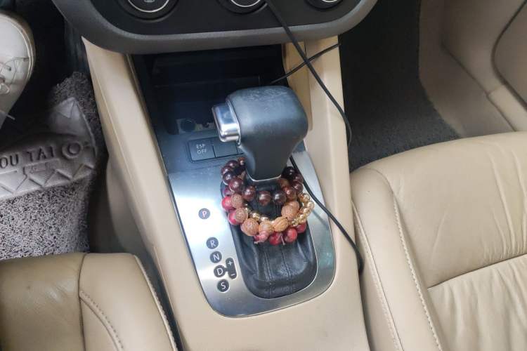 Used Volkswagen Sagitar 2006 2.0L Automatic Comfort Edition Gear Lever
