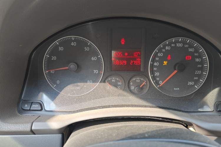 Used Volkswagen Sagitar 2006 1.6L Manual Fashion Model Odometer Close Up
