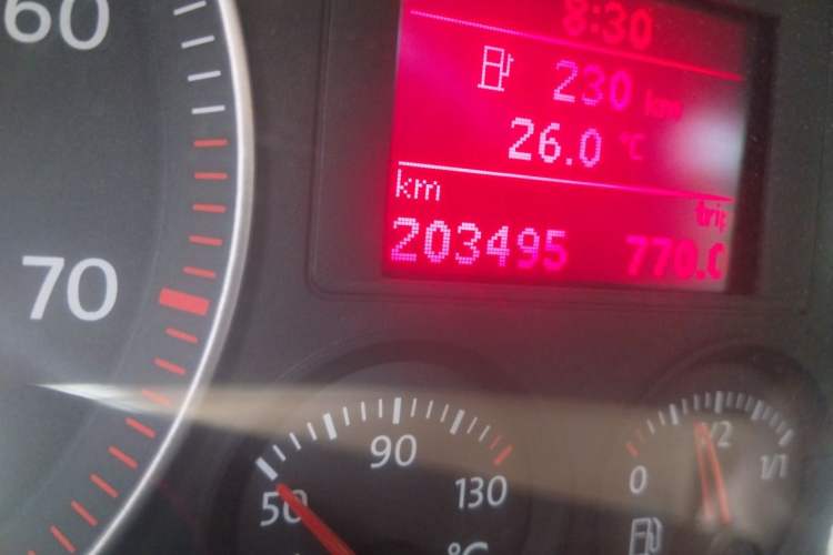 Used Volkswagen Sagitar 2006 2.0L Manual Comfort Version Odometer Close Up