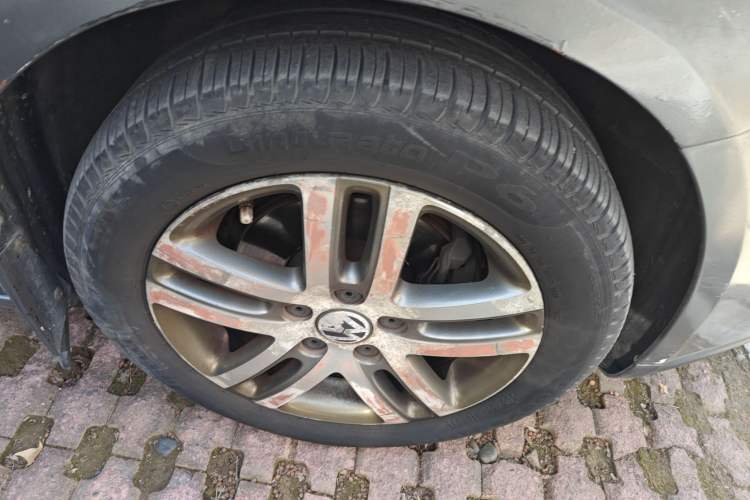 Used Volkswagen Sagitar 2006 1.6L Manual Fashion Model Right Front Wheel Hub