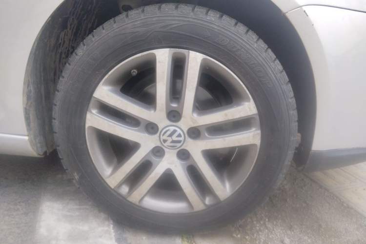 Used Volkswagen Sagitar 2006 2.0L Manual Comfort Version Right Front Wheel Hub