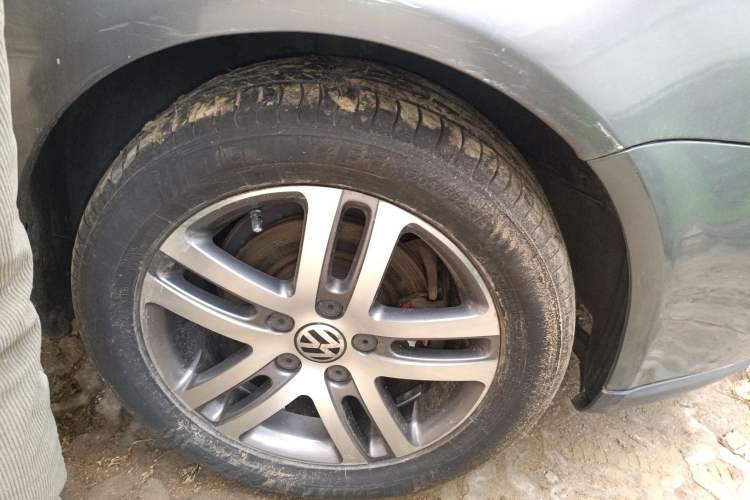 Used Volkswagen Sagitar 2006 1.6L Manual Fashion Model Right Front Wheel Hub