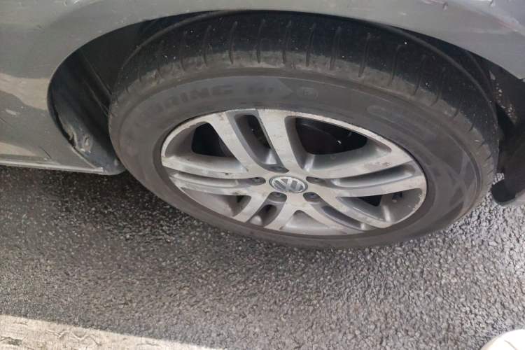 Used Volkswagen Sagitar 2006 2.0L Automatic Comfort Edition Right Front Wheel Hub