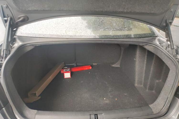 Used Volkswagen Sagitar 2006 2.0L Automatic Comfort Edition Trunk
