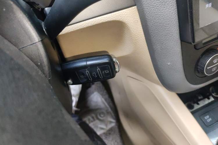 Used Volkswagen Sagitar 2006 2.0L Automatic Comfort Edition Vehicle Key