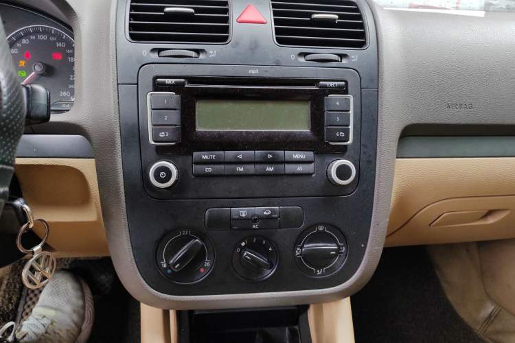 Used Volkswagen Sagitar 2006 1.6L Automatic Fashion Model Audio And AC Panel