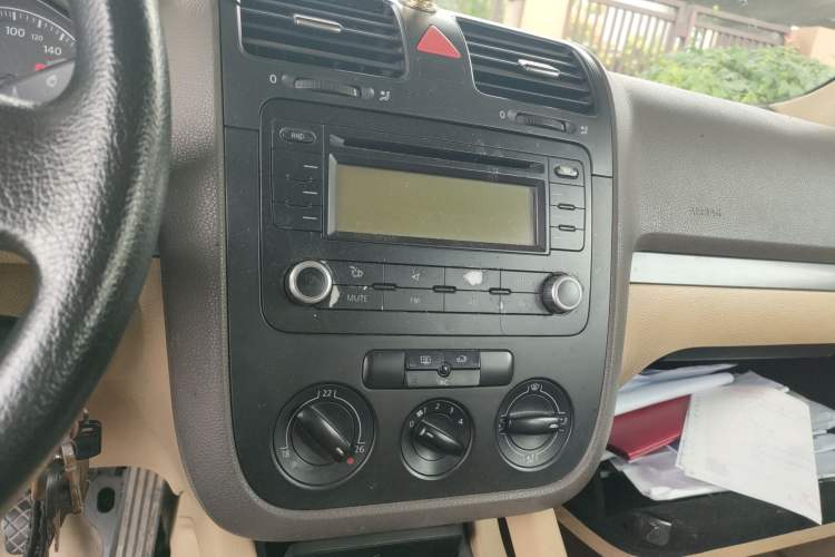 Used Volkswagen Sagitar 2006 1.6L Manual Fashion Model Audio And AC Panel