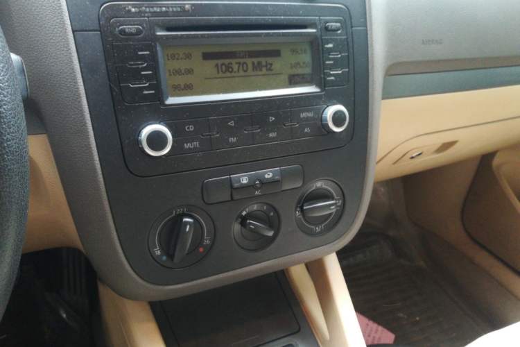 Used Volkswagen Sagitar 2006 1.6L Manual Fashion Model Audio And AC Panel