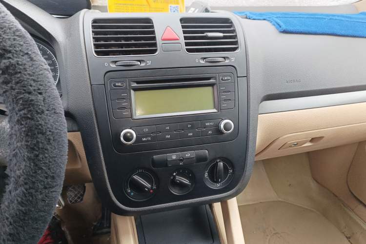 Used Volkswagen Sagitar 2006 1.6L Manual Fashion Model Audio And AC Panel