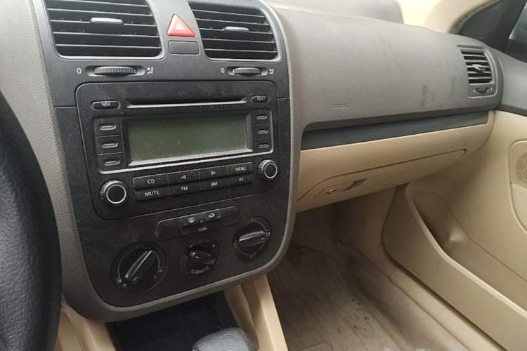 Used Volkswagen Sagitar 2006 1.6L Automatic Fashion Model Audio And AC Panel
