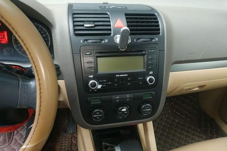 Used Volkswagen Sagitar 2006 2.0L Automatic Fashion Edition Audio And AC Panel