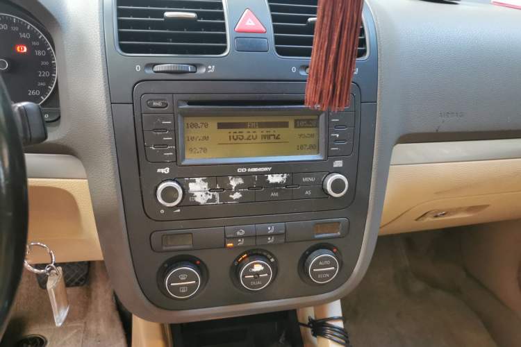 Used Volkswagen Sagitar 2006 1.8T Automatic Fashion Model Audio And AC Panel