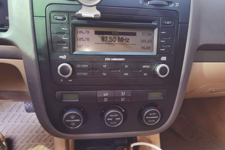 Used Volkswagen Sagitar 2006 2.0L Automatic Fashion Edition Audio And AC Panel