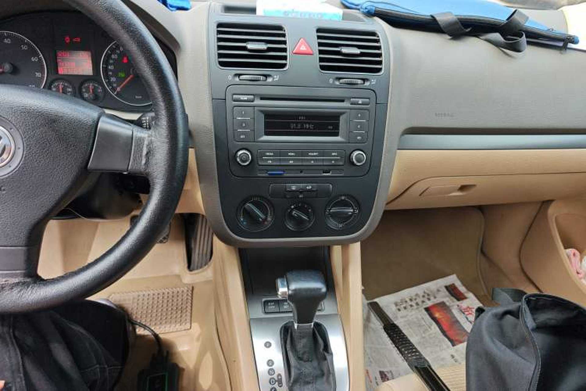 Used Volkswagen Sagitar 2006 1.6L Automatic Fashion Model Audio And AC Panel