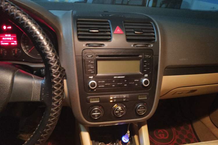 Used Volkswagen Sagitar 2006 2.0L Manual Fashion Edition Audio And AC Panel