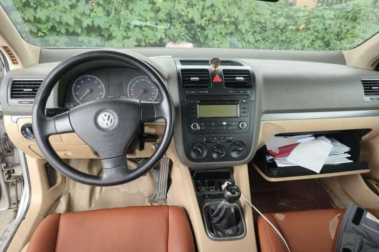 Used Volkswagen Sagitar 2006 1.6L Manual Fashion Model Center Console