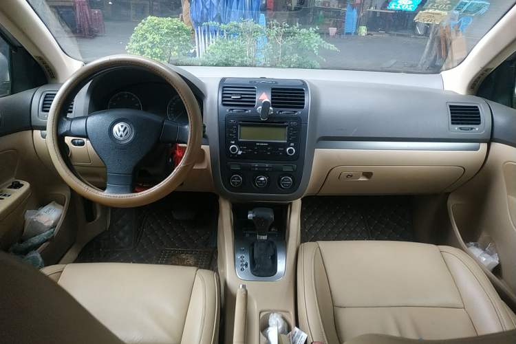 Used Volkswagen Sagitar 2006 2.0L Automatic Fashion Edition Center Console