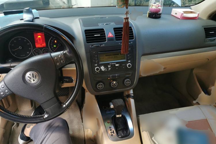 Used Volkswagen Sagitar 2006 1.8T Automatic Fashion Model Center Console