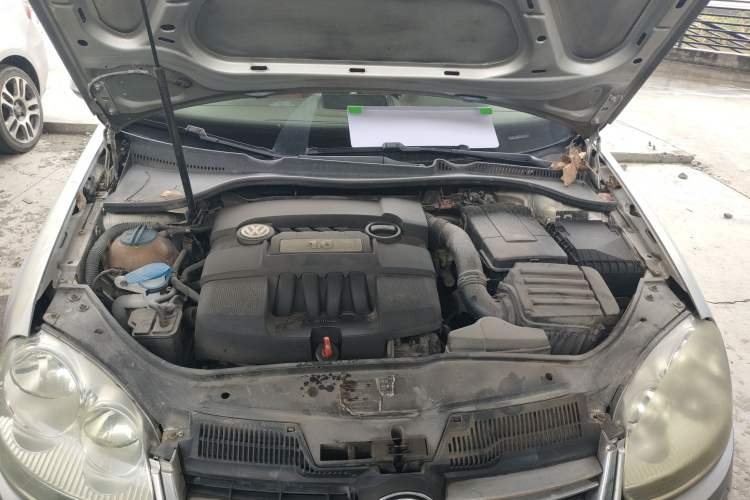 Used Volkswagen Sagitar 2006 1.6L Manual Fashion Model Engine Bay