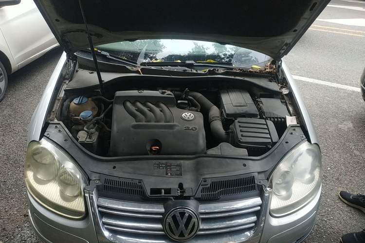 Used Volkswagen Sagitar 2006 2.0L Automatic Fashion Edition Engine Bay