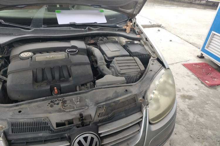 Used Volkswagen Sagitar 2006 1.6L Manual Fashion Model Engine Bay Left