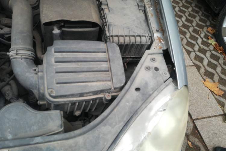 Used Volkswagen Sagitar 2006 1.6L Manual Fashion Model Engine Bay Left