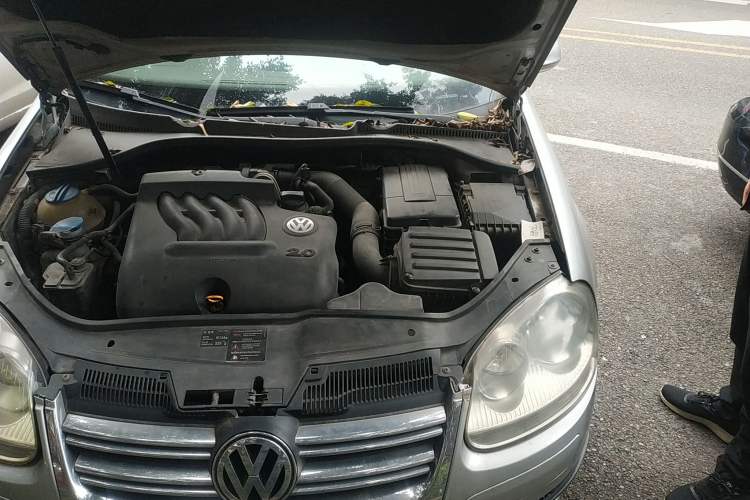 Used Volkswagen Sagitar 2006 2.0L Automatic Fashion Edition Engine Bay Left