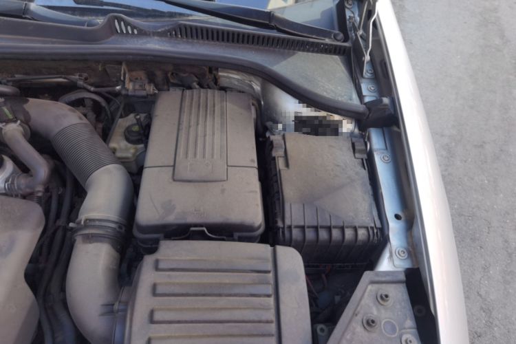 Used Volkswagen Sagitar 2006 2.0L Automatic Fashion Edition Engine Bay Left
