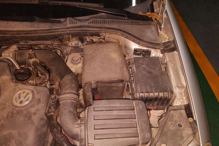 Used Volkswagen Sagitar 2006 2.0L Manual Fashion Edition Engine Bay Left