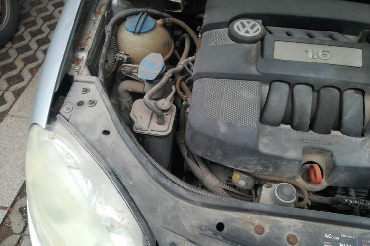 Used Volkswagen Sagitar 2006 1.6L Manual Fashion Model Engine Bay Right