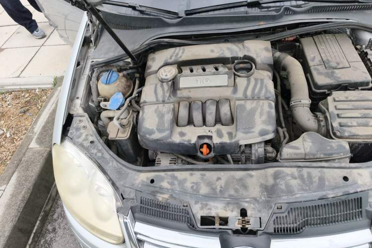 Used Volkswagen Sagitar 2006 1.6L Automatic Fashion Model Engine Bay Right