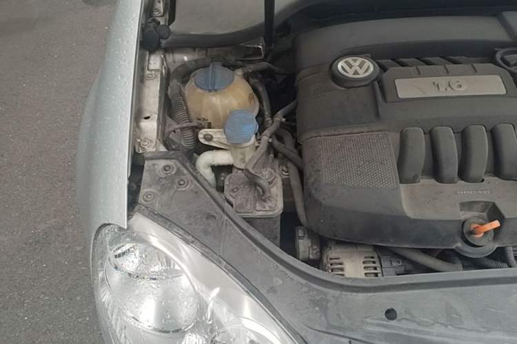 Used Volkswagen Sagitar 2006 1.6L Automatic Fashion Model Engine Bay Right