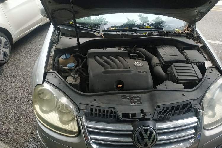 Used Volkswagen Sagitar 2006 2.0L Automatic Fashion Edition Engine Bay Right