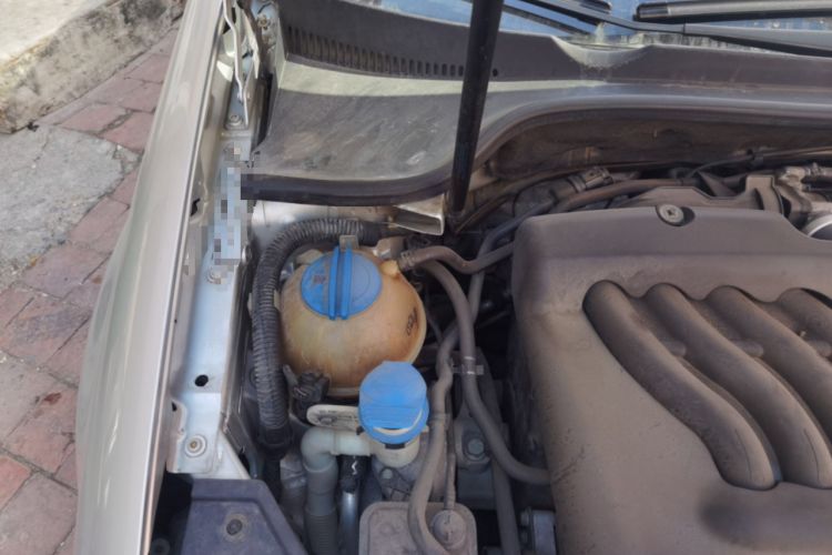Used Volkswagen Sagitar 2006 2.0L Automatic Fashion Edition Engine Bay Right
