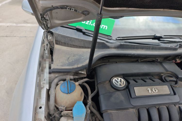 Used Volkswagen Sagitar 2006 1.6L Automatic Fashion Model Engine Bay Right