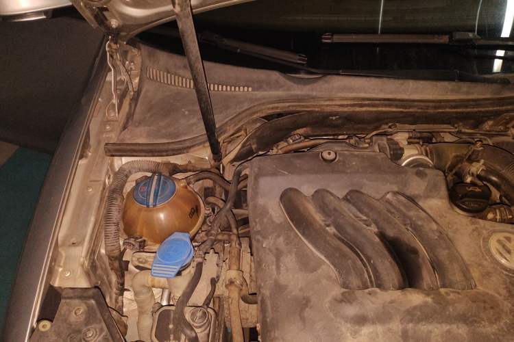 Used Volkswagen Sagitar 2006 2.0L Manual Fashion Edition Engine Bay Right