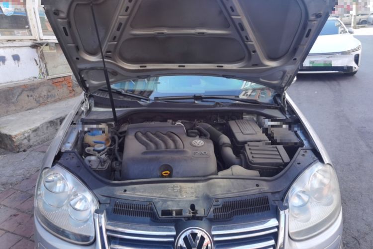 Used Volkswagen Sagitar 2006 2.0L Automatic Fashion Edition Engine Bay
