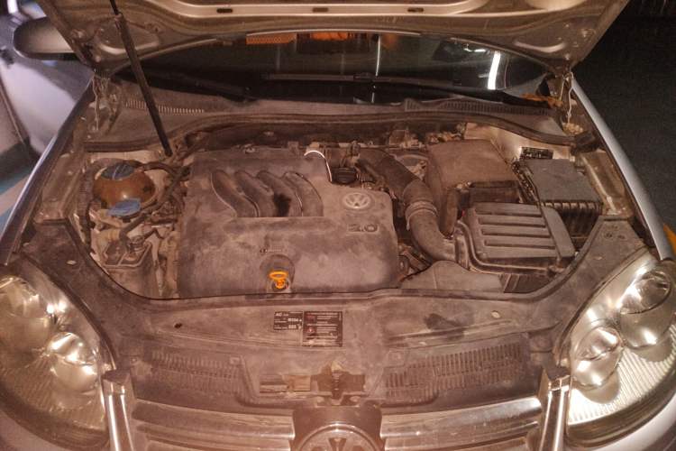 Used Volkswagen Sagitar 2006 2.0L Manual Fashion Edition Engine Bay