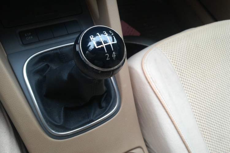 Used Volkswagen Sagitar 2006 1.6L Manual Fashion Model Gear Lever