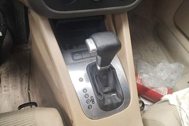 Used Volkswagen Sagitar 2006 1.6L Automatic Fashion Model Gear Lever