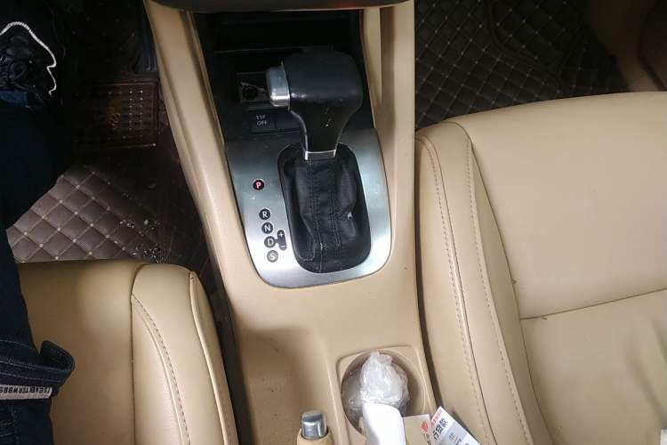 Used Volkswagen Sagitar 2006 2.0L Automatic Fashion Edition Gear Lever