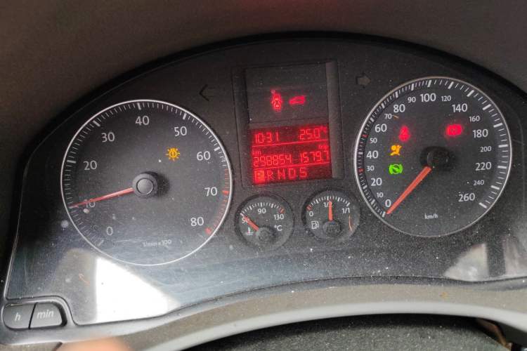 Used Volkswagen Sagitar 2006 1.6L Automatic Fashion Model Odometer Close Up